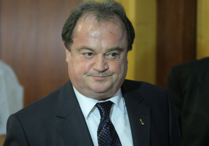 Ministrul Dezvoltarii Regionale si Locuintei, Vasile Blaga, pleaca la finalul intalnirii Colegiului Director National al PD-L organizata cu ocazia analizei rezultatelor alegerilor europarlamentare, in Bucuresti - Ziarul National
