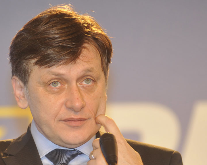 Crin Antonescu nu vrea referendum cu privire la problema cainilor vagabonzi!
