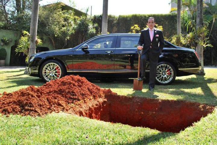 A vrut sa se inmormanteze alaturi de Bentley-ul de 500.000 de dolari