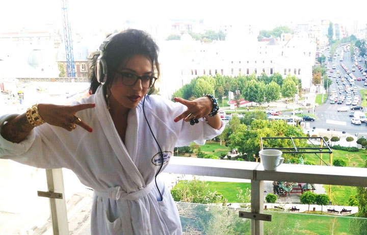 DJ Wanda locuieste de un an la hotel: „Room service-ul este o minune”