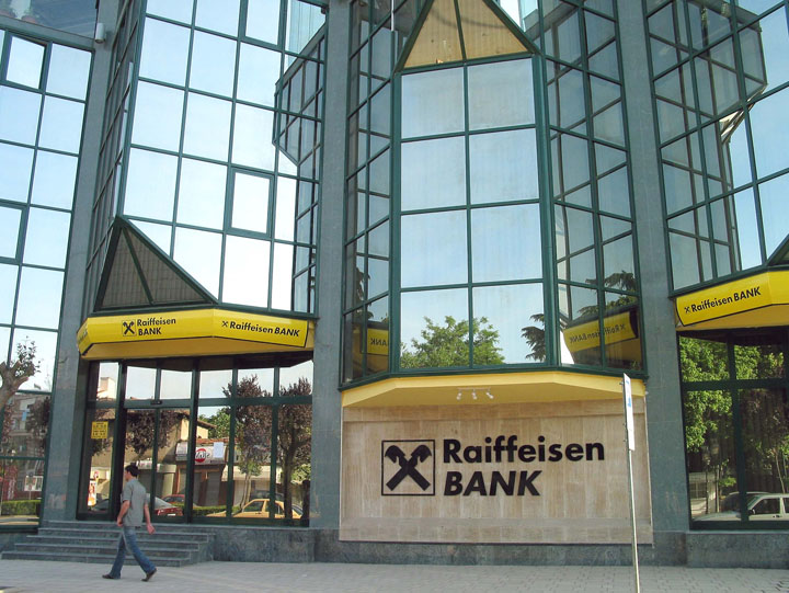 Raiffeisen desfiinteaza subsidiare si concediaza personal