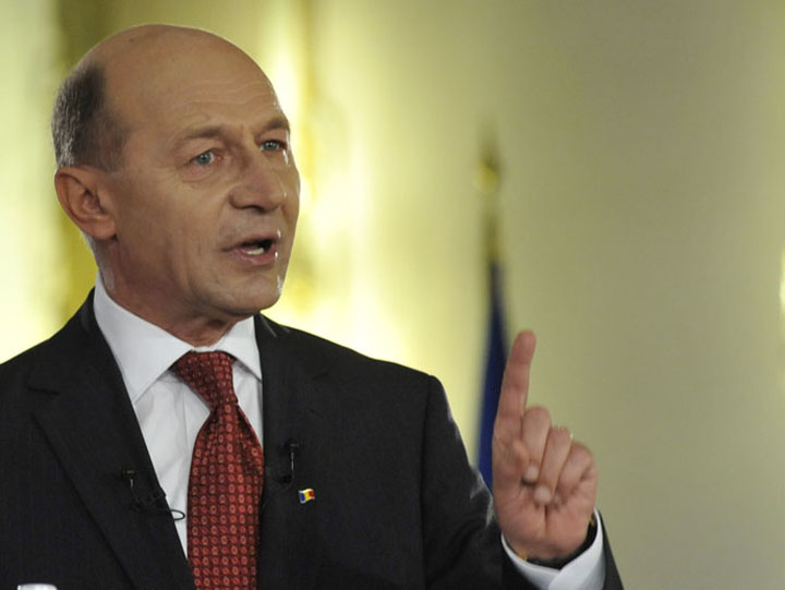 Basescu coabiteaza cu barda-n mana