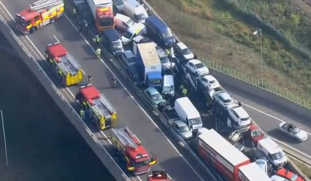 HAOS pe o autostrada britanica: 130 de MASINI s-au lovit. 200 de oameni, RANITI! – VIDEO