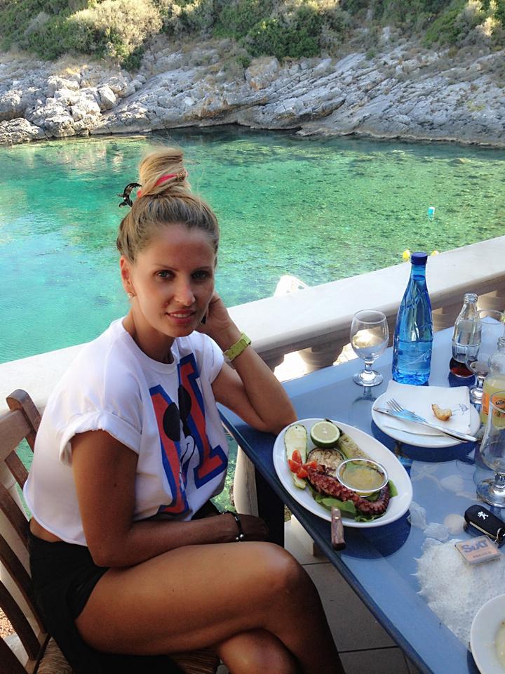 Andreea Banica a gasit bunatati intr-o zona speciala, in vacanta din Grecia!