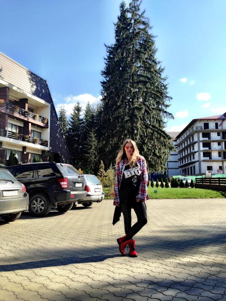 Andreea Banica a dat uitarii soarele din Grecia. A plecat la Sarbatoarea Castanelor!