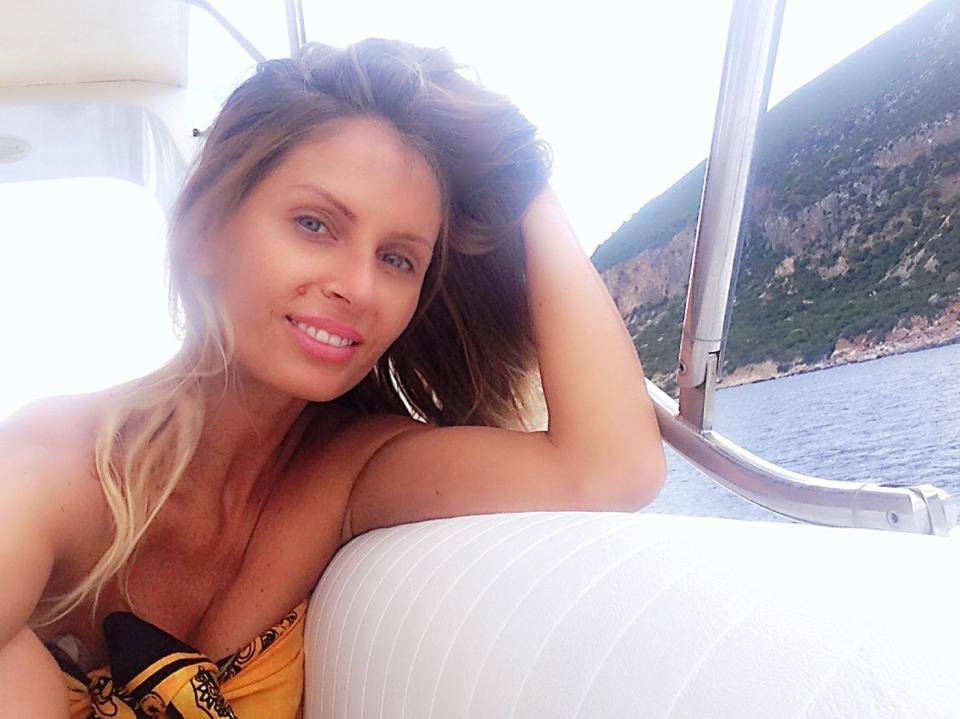 Andreea Banica face ravagii chiar si cand e complet nemachiata!