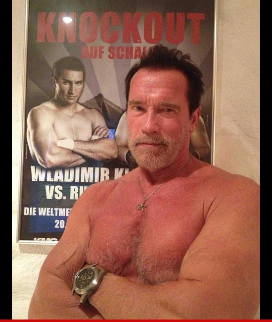 S-a pozat la bustul gol, imitandu-l pe SCHWARZENEGGER! Raspunsul genial al lui Arnold!