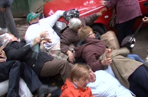 Pensionarii din Lugoj s-au calcat in picioare pentru un bilet la BAL! Imagini socante!