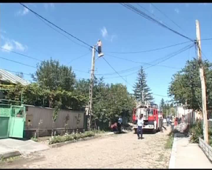 Protest extrem in Romania: „Spiderman in chiloti” a rupt cablurile de pe stalp! (VIDEO)