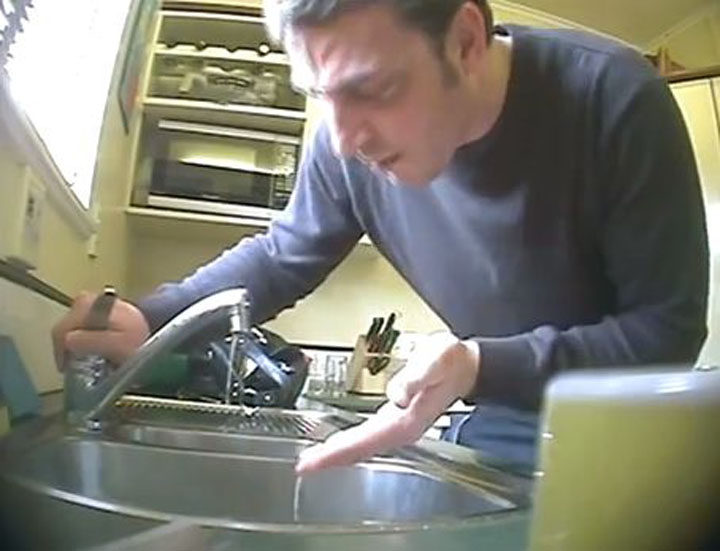 S-a trezit ca ii curge bere de la orice robinet din casa!