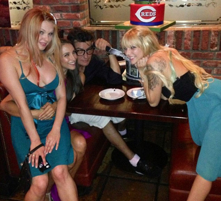 Charlie Sheen a scos cutitul la iubita pornostar