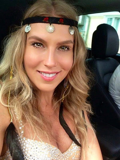 Corina, moment JENANT la un concert! Era pe punctul de a-si rupe picioarele! (VIDEO)