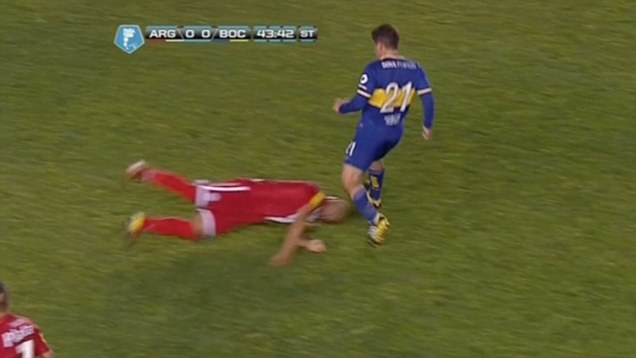 Si-a sacrificat dintii pentru punctul echipei. Asta e cel mai tare fault ever! (VIDEO)