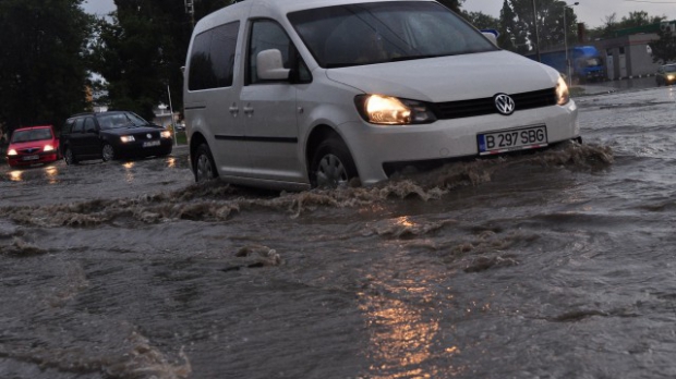 Mai multe strazi din Bucuresti, inchise din cauza precipitatiilor