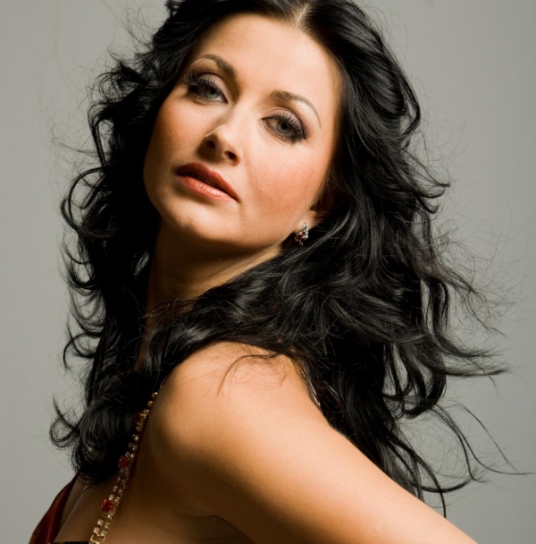Gabriela Cristea curtata de doi masculi bine in prima ei emisiune! Uite reactia prezentatoarei!