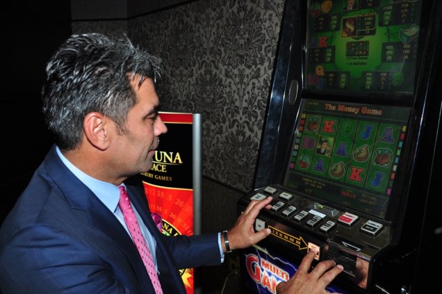 Marcel Toader, distractie maxima la cazino, inconjurat de fete frumoase!