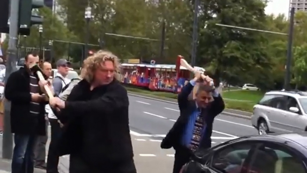 Aroganta maxima a unui afacerist smecher: si-a distrus masina pentru ca are bani sa si-o repare! (VIDEO)