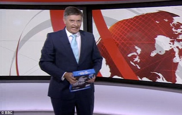 Un prezentator TV s-a facut de ras in direct! Uite ce avea in mana in timp ce prezenta stirile!