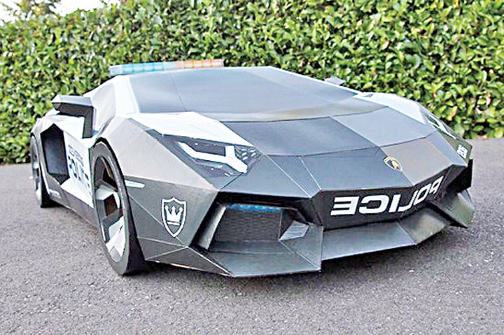 Fara sa dea pe el o avere, s-a ales cu un bolid unicat: Un Lamborghini de carton!