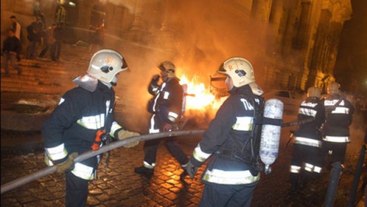 Incendiu puternic in centrul Capitalei. Zeci de persoane, evacuate