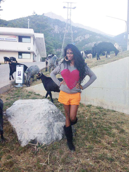 Laurette: „Uite inca o capra neagra!”