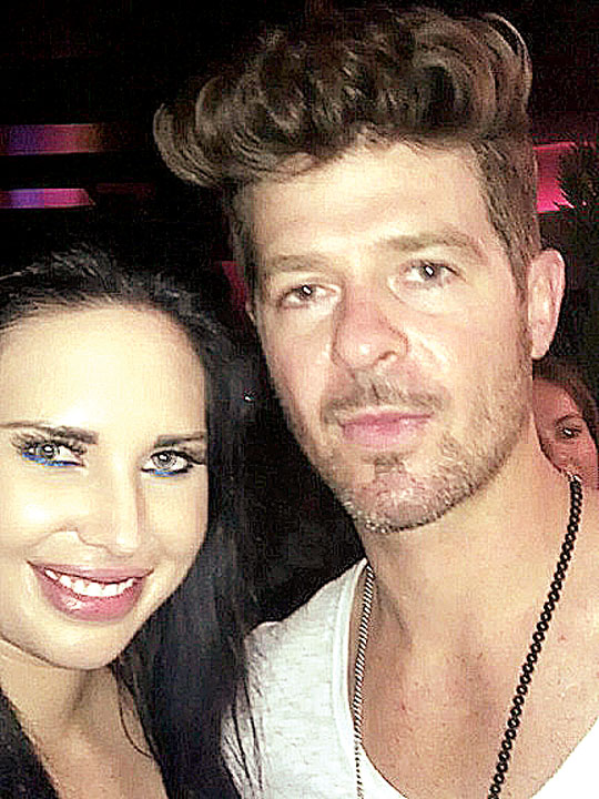 Robin Thicke si-a inselat nevasta cu un model Playboy