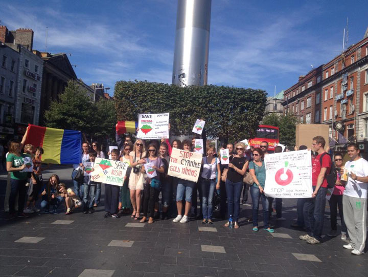 Romanii din Dublin au intrat in a patra zi de proteste: “Vrem sa salvam Rosia Montana!”