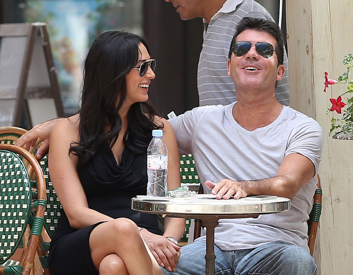Simon Cowell va avea un baietel