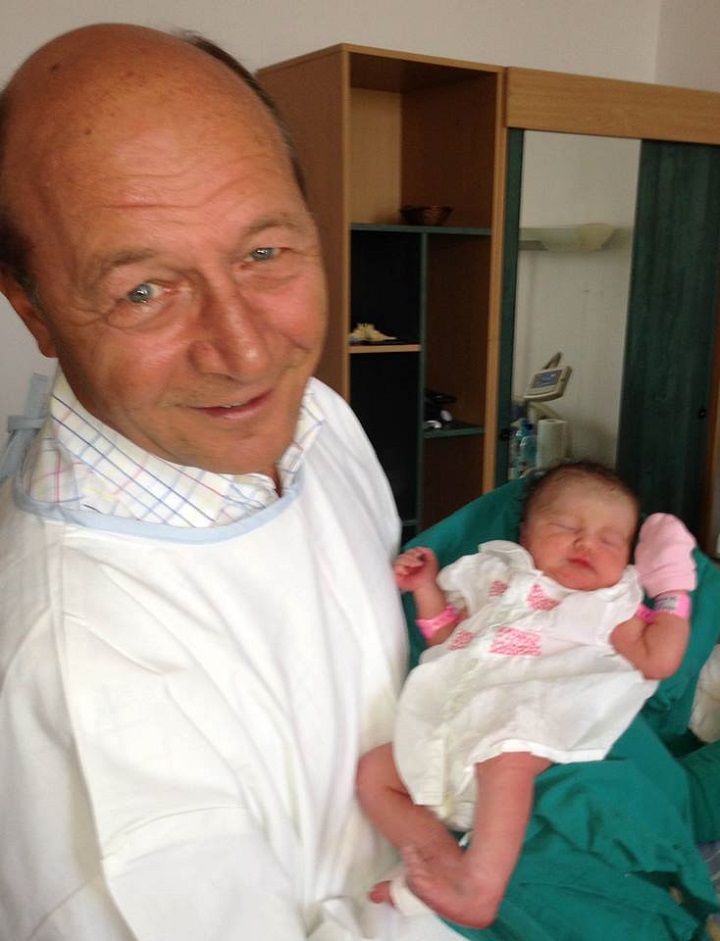 Basescu, PRIMELE DECLARATII dupa ce si-a vazut nepotica: „Am primit nobilul titlu de bunic”