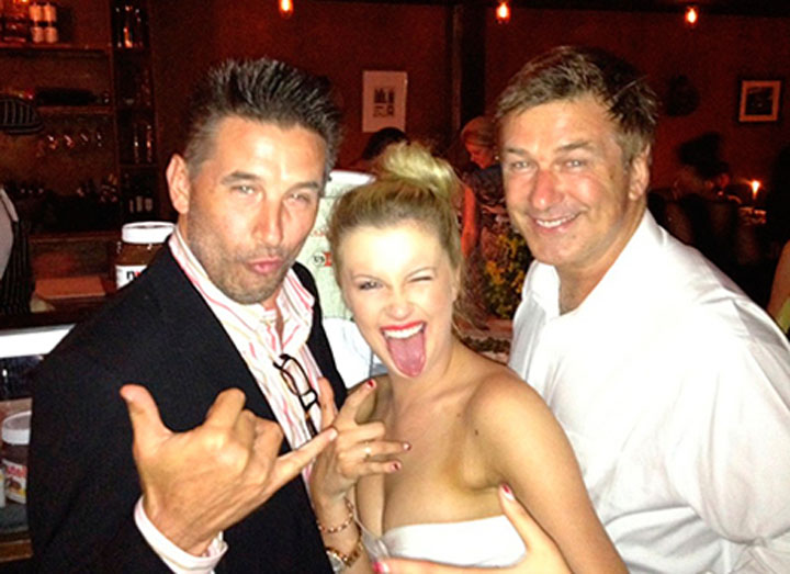 Sora lui Alec Baldwin, acuzata ca face bani de pe urma bolnavilor de cancer