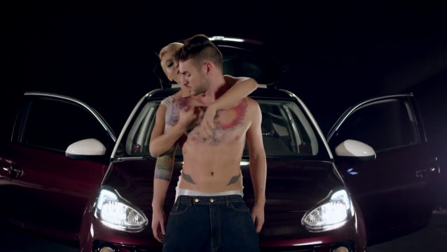 Sore, super SEXY in bratele unui barbat DEZBRACAT! Imaginile care sucesc mintile fanilor! (VIDEO)