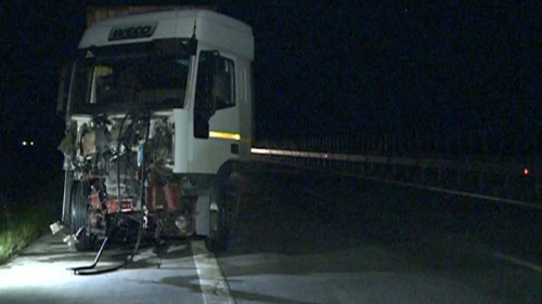 S-a intamplat in Romania: TANC lovit de TIR pe autostrada!