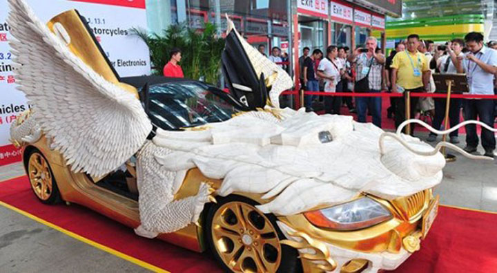 Se lauda cu BMW-ul dragon!