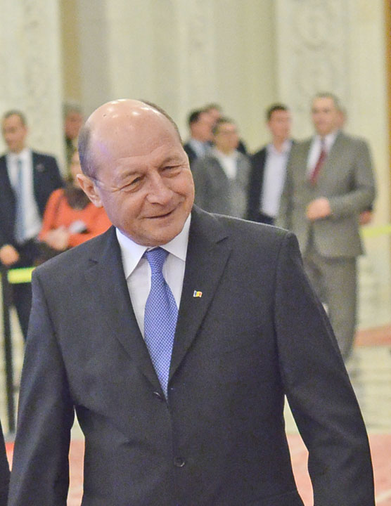 Basescu ii cere din nou lui Ponta, printr-o scrisoare, sa renunte la ideea introducerii accizei la carburant