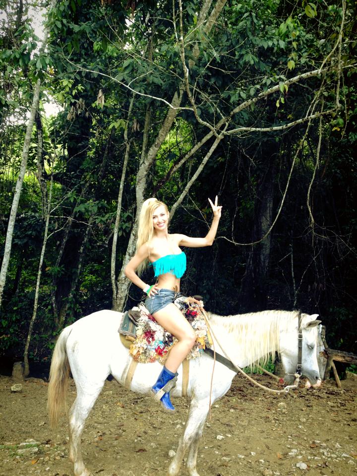 Andreea Balan, calare pe Napoleon! Uite cum se distreaza in vacanta!