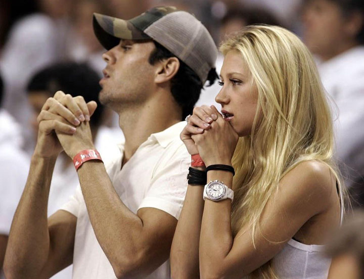 Anna Kournikova ii da, in sfarsit, papucii lui Enrique Iglesias