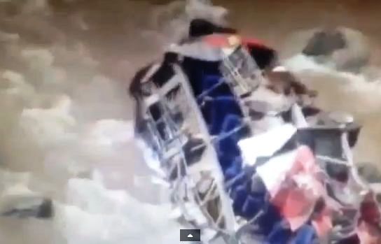Un autobuz a cazut in prapastie, in Peru. Toti pasagerii au murit! (VIDEO)