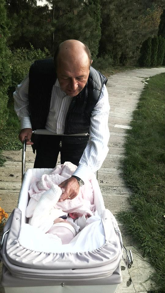 Traian Basescu, prima plimbare cu nepotica in parc! (FOTO)