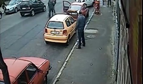 Se intampla in Romania! Client, batut mar de angajatii magazinului! (VIDEO)