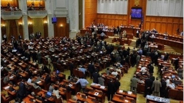 Lovitura dura pentru parlamentari. Adio fuste scurte in Plen!