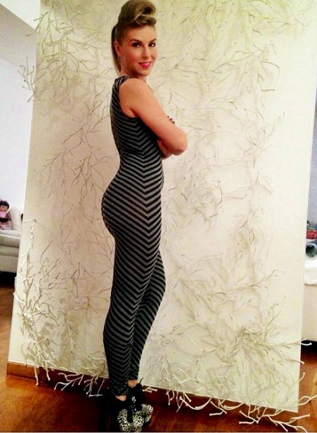 Corina, intr-o tinuta de-ti sta mintea in loc! Iata cat este de sexy!