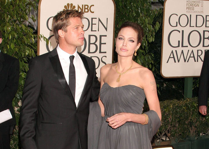 Vestile despre nunta Angelinei Jolie cu Brad Pitt continua: azi s-au casatorit!