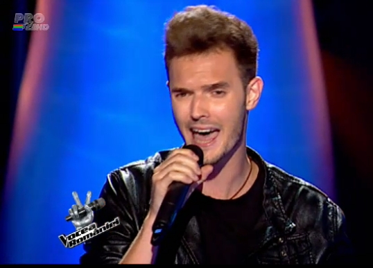 Canta cu Directia 5, ca backing vocals. A venit la „VOCEA ROMANIEI” si a intors toate scaunele!
