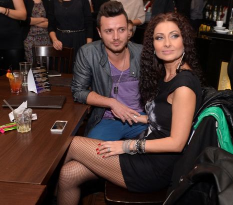 Uimitor: Gabriela Cristea isi increteste parul… cu surubelnita!