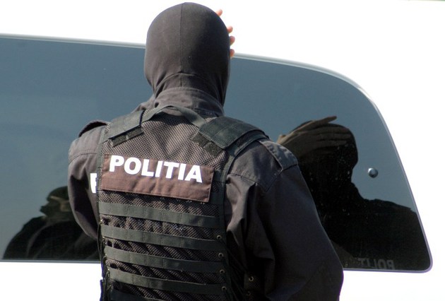 Protest la DNA: Un barbat si-a turnat benzina pe el si ameninta ca-si da foc!