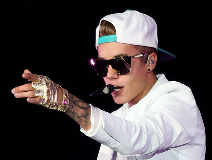 “Diva” Justin Bieber, carata in spate pe Marele Zid Chinezesc