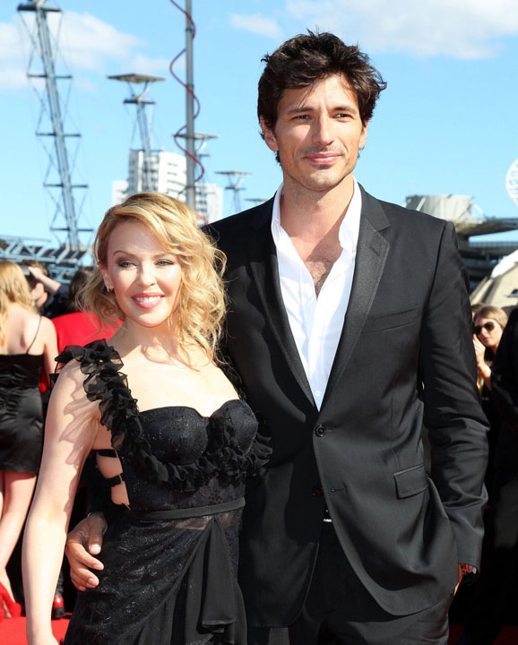 Kylie Minogue e singura si disponibila