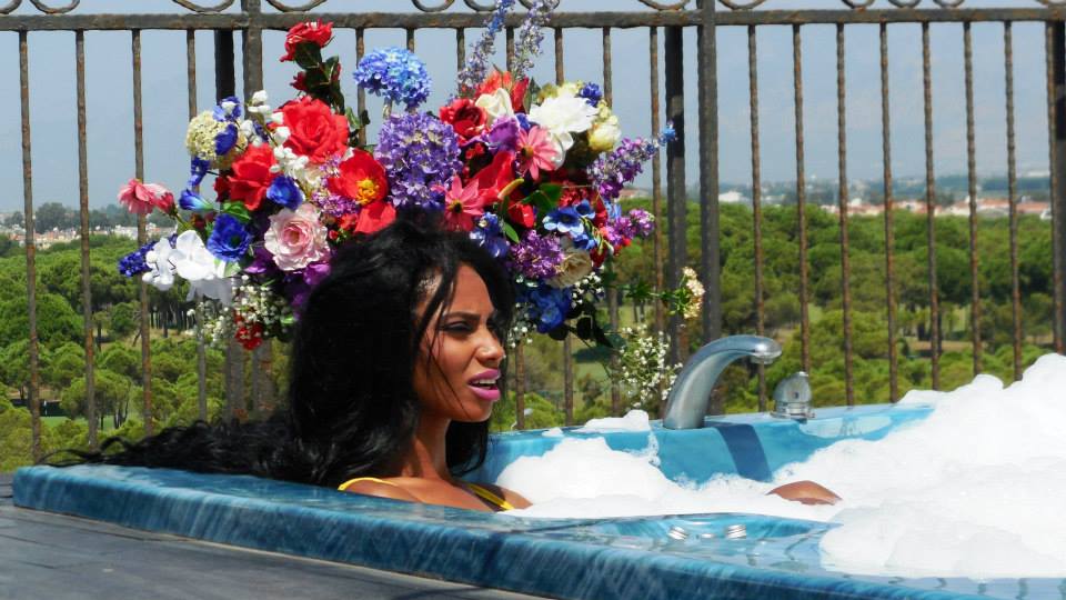 Laurette e rasfatata: Primeste flori la usa!