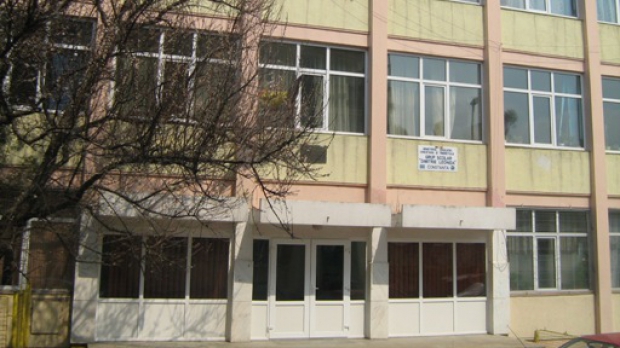 Mai multi elevi din Bucuresti s-au taiat cu cutitele
