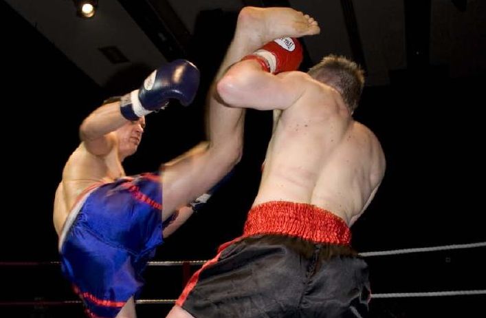 Asta e cel mai ciudat knock-out vazut vreodata (VIDEO)